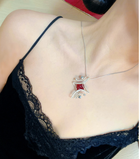 Red four-pointed star, temperament and beauty coexist, design and texture are online pure handmade necklace, sweater chain, whoever wears it will be beautiful, holiday gift, birthday gift